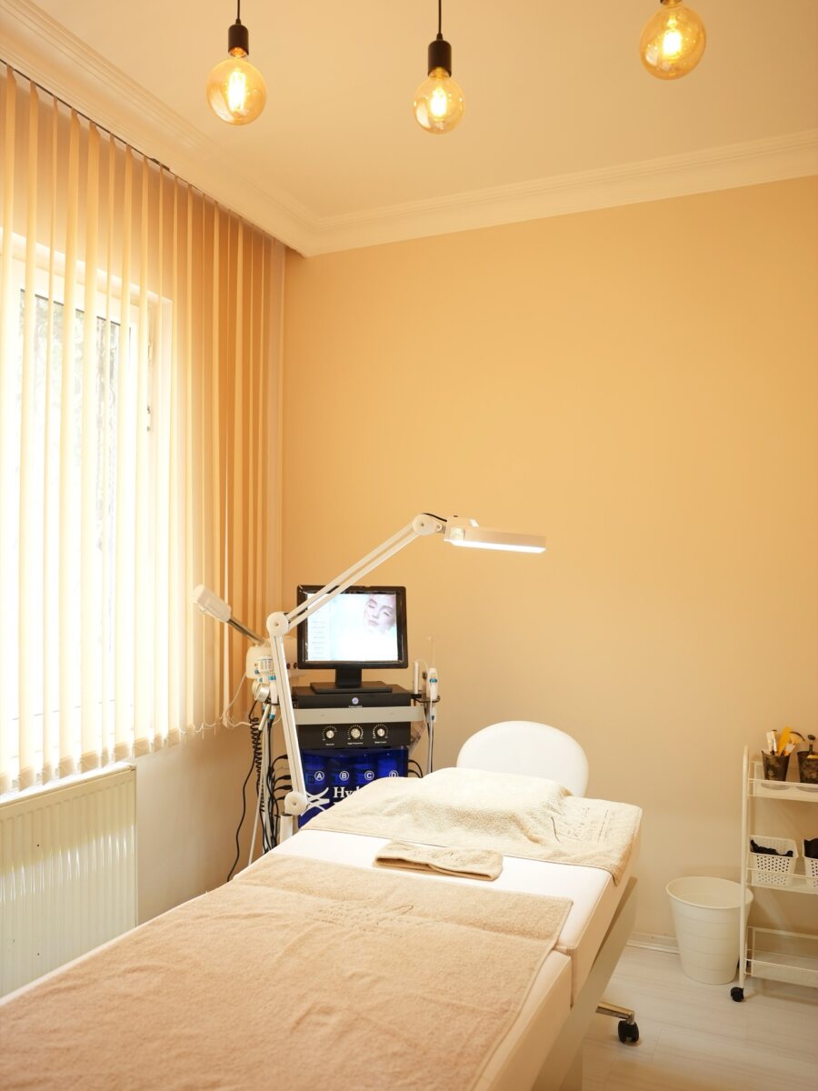 TüliNail Beauty Club cilt bakım odası: Hydrafacial cihazı ve bakım yatağı